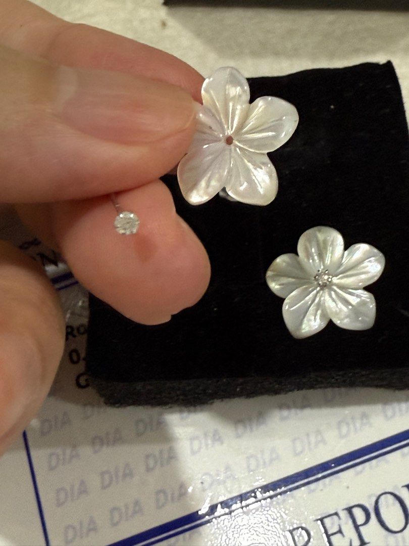 Mother of Pearl Diamond Stud (Category: Earrings) located in Manila. Submitted by krisceluy (Listing ID 1384348346, Image 3). Description: 💠 Mother of Pearl Diamond Stud (0.10 ct) ✅ With certificate (see photos) ⚜️ 18K white gold ♻️ Interchangeable Center (with other stud earrings).