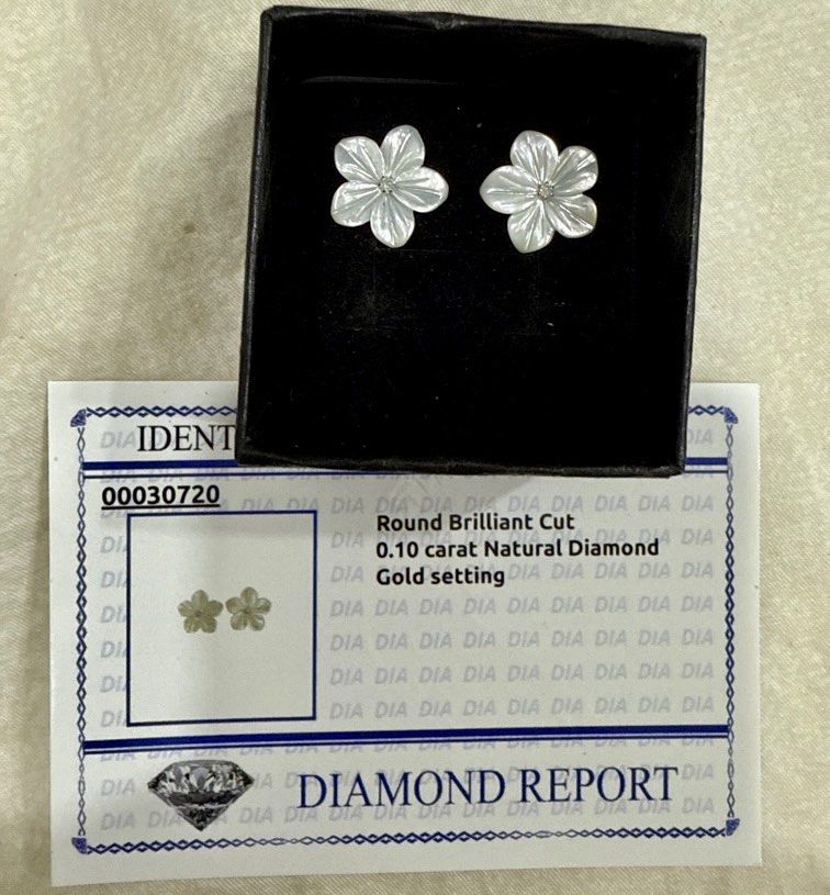 Mother of Pearl Diamond Stud (Category: Earrings) located in Manila. Submitted by krisceluy (Listing ID 1384348346, Image 1). Description: 💠 Mother of Pearl Diamond Stud (0.10 ct) ✅ With certificate (see photos) ⚜️ 18K white gold ♻️ Interchangeable Center (with other stud earrings).