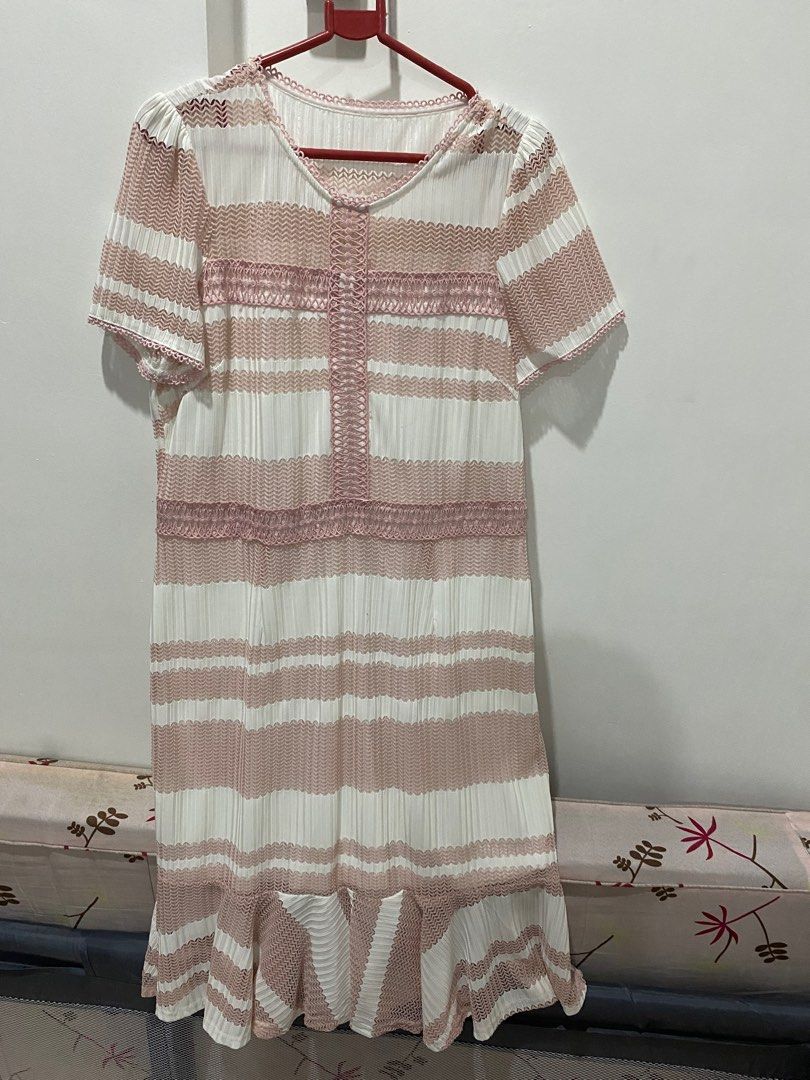 Pink and white dress large (Category: Dresses) located in Antipolo. Submitted by misschaaaar (Listing ID 1384400467, Image 2). Description: .