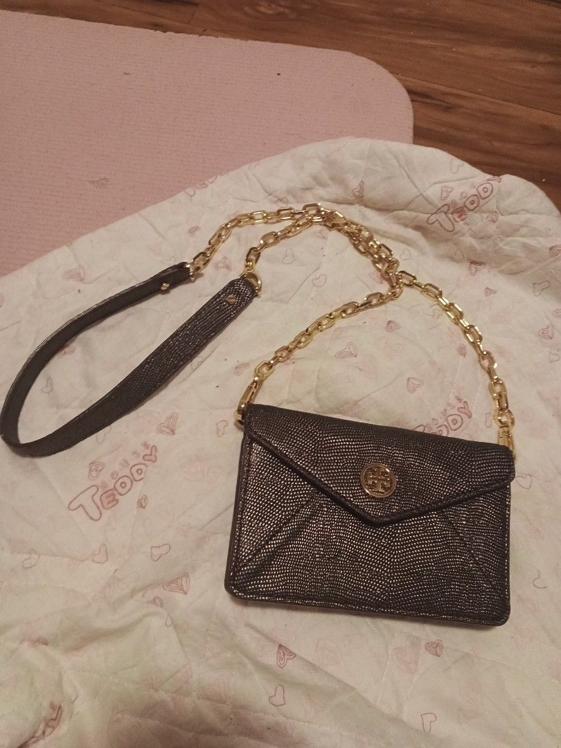 Sling Bag Tory Burch (Category: Luxury Bags & Wallets) located in Caloocan City. Submitted by ceddreyy38908 (Listing ID 1384425726, Image 3). Description: Super nice and quality material leather sling bag for small wallet and cards looks new elegant and authentic bought in a tory burch shop from US.