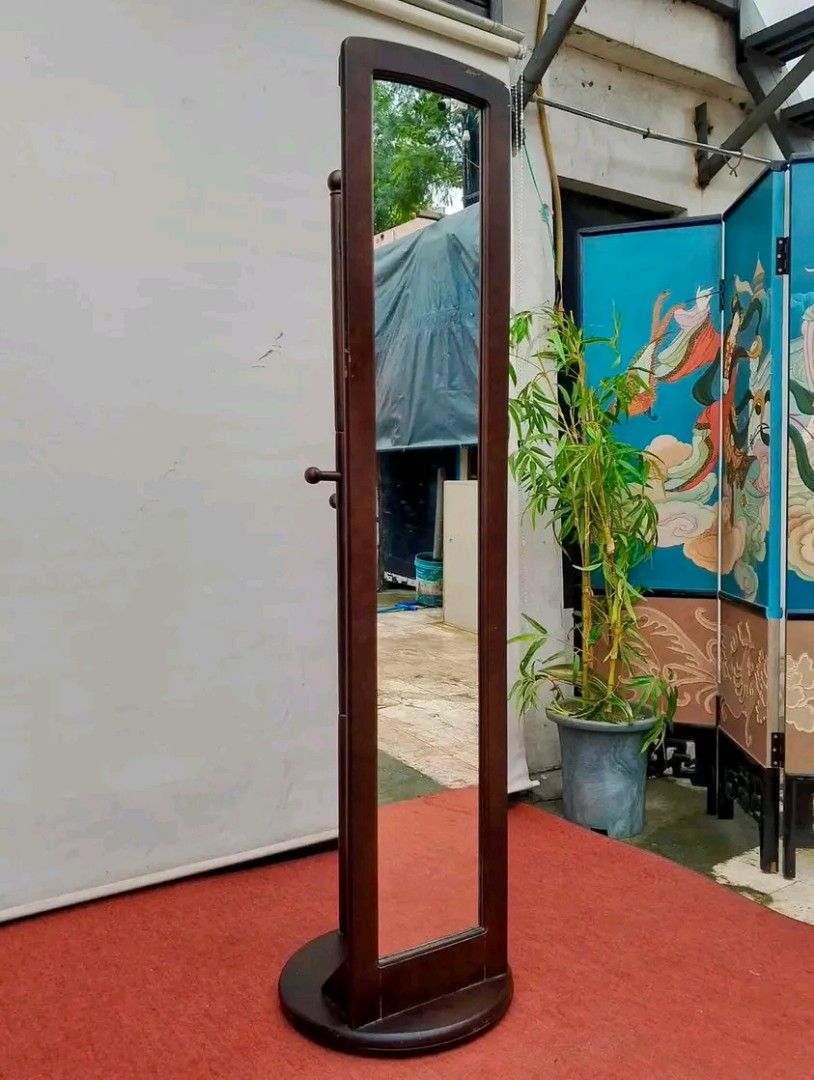 Solid Wood Rotating Mirror (Category: Mirrors) located in Quezon City. Submitted by matetdevis13 (Listing ID 1384369161, Image 3). Description: Solid Wood Rotating Mirror w/ Hanger Rack 18”L x 67”H Php 4k Solid wood In good condition.