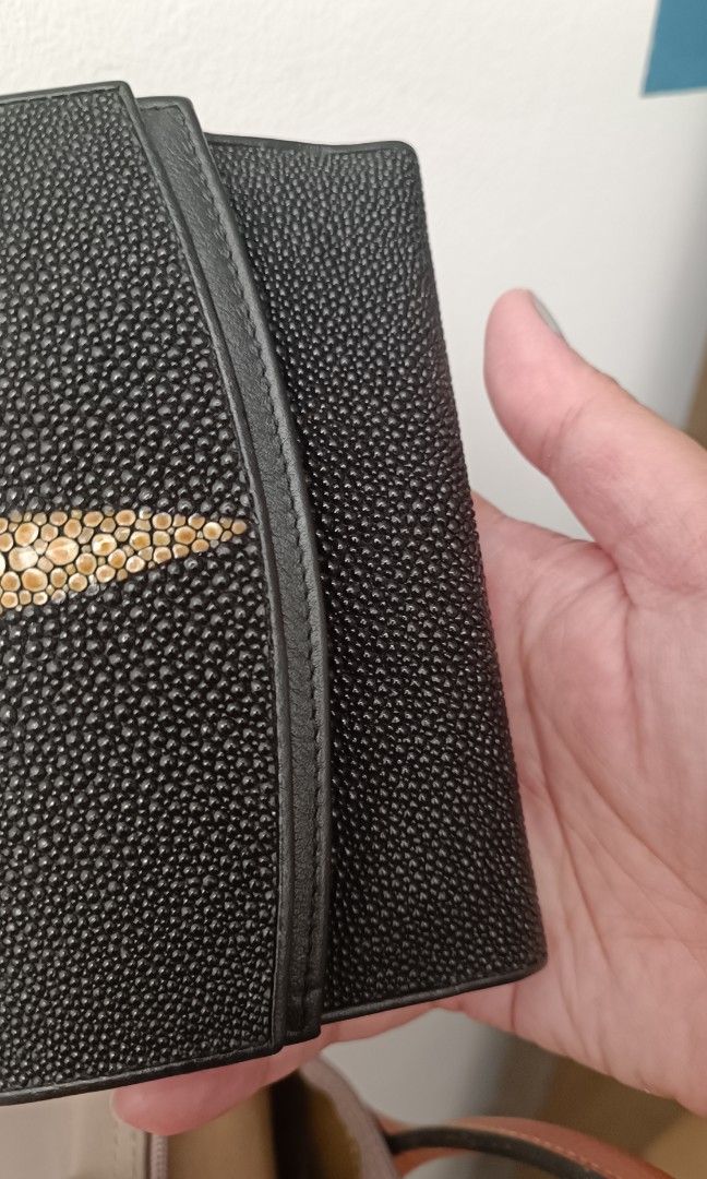 Stingray wallet original (Category: Wallets & Card holders) located in Cavite. Submitted by premfinds (Listing ID 1384270043, Image 1). Description: medium orig Stingray wallet brand new condition no flaw.