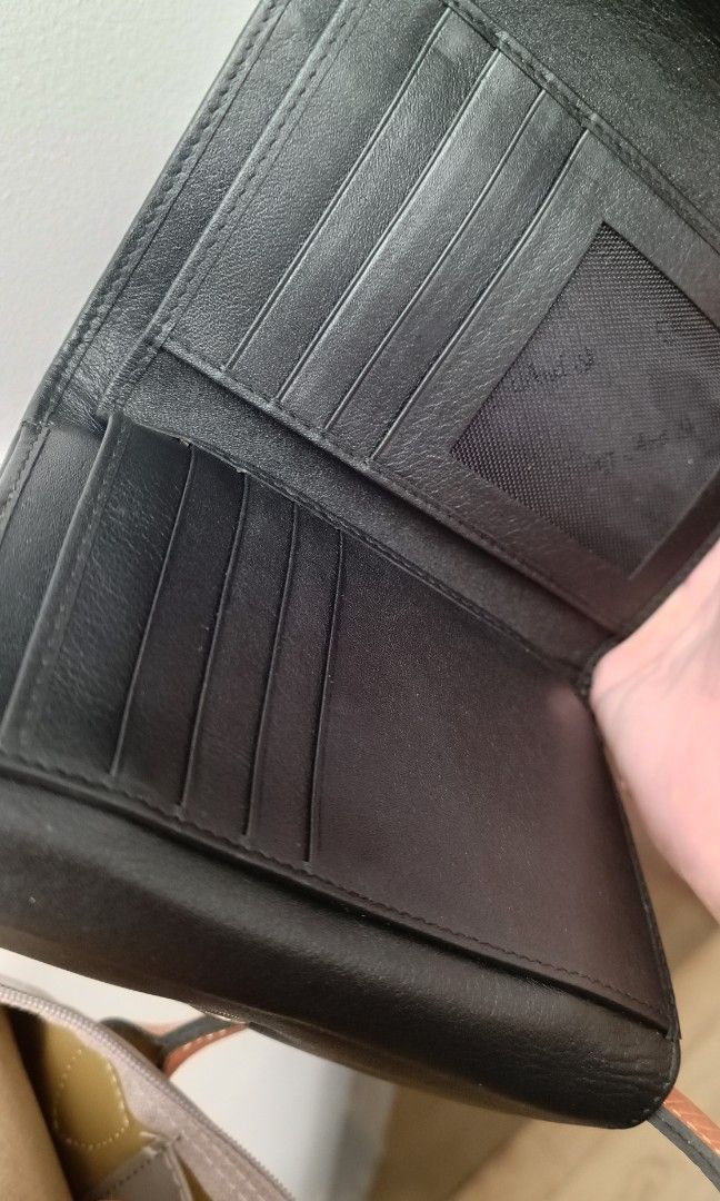 Stingray wallet original (Category: Wallets & Card holders) located in Cavite. Submitted by premfinds (Listing ID 1384270043, Image 3). Description: medium orig Stingray wallet brand new condition no flaw.