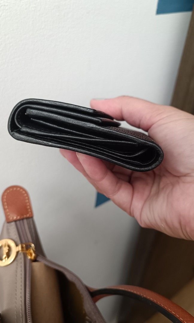 Stingray wallet original (Category: Wallets & Card holders) located in Cavite. Submitted by premfinds (Listing ID 1384270043, Image 2). Description: medium orig Stingray wallet brand new condition no flaw.
