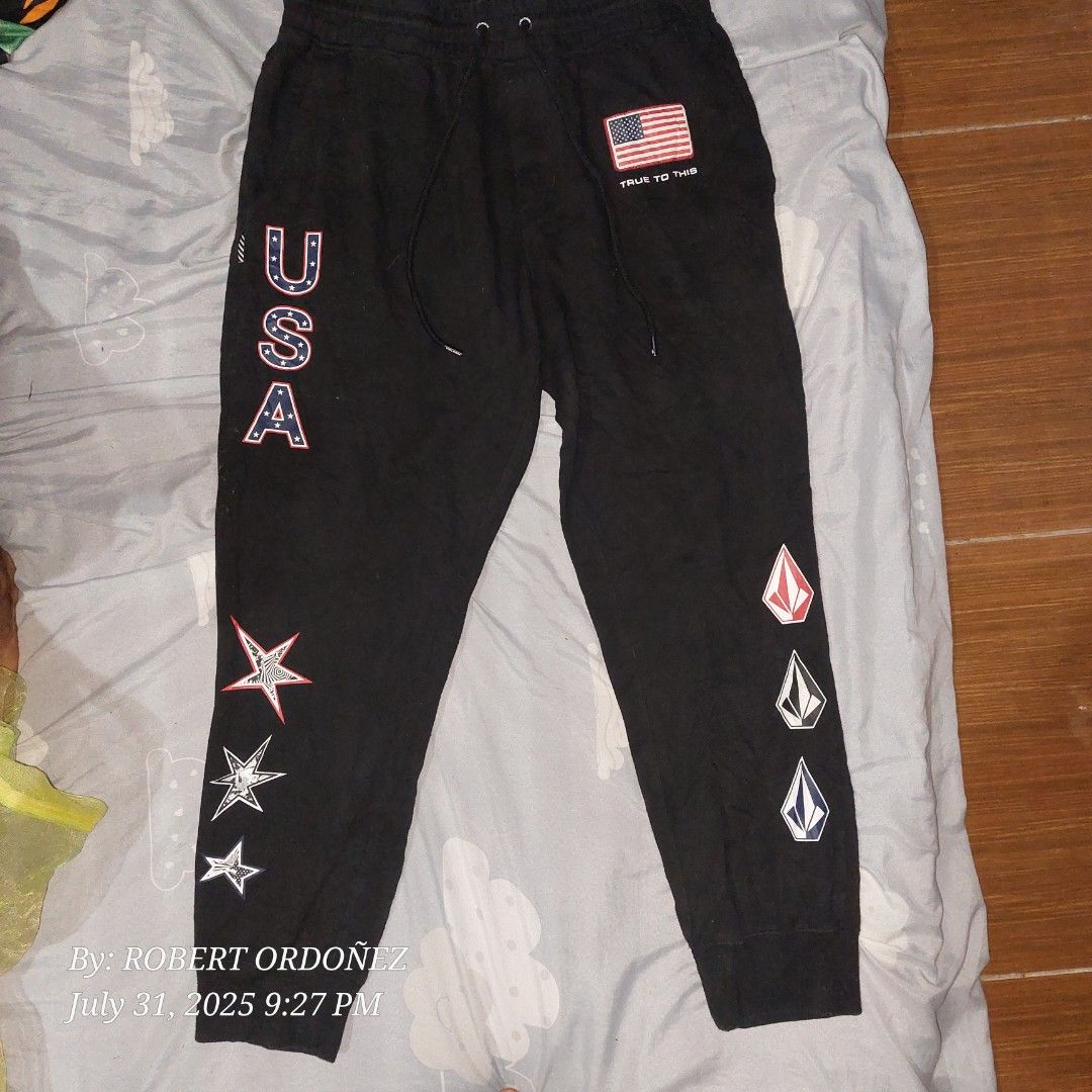 VOLCOM JOGGER PANTS (Category: Joggers) located in Candelaria. Submitted by RHOBZ29 (Listing ID 1384382002, Image 1). Description: fresh from US bale honest issue pinhole only.