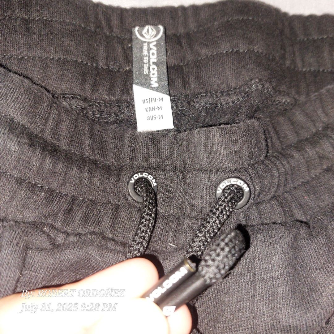 VOLCOM JOGGER PANTS (Category: Joggers) located in Candelaria. Submitted by RHOBZ29 (Listing ID 1384382002, Image 2). Description: fresh from US bale honest issue pinhole only.