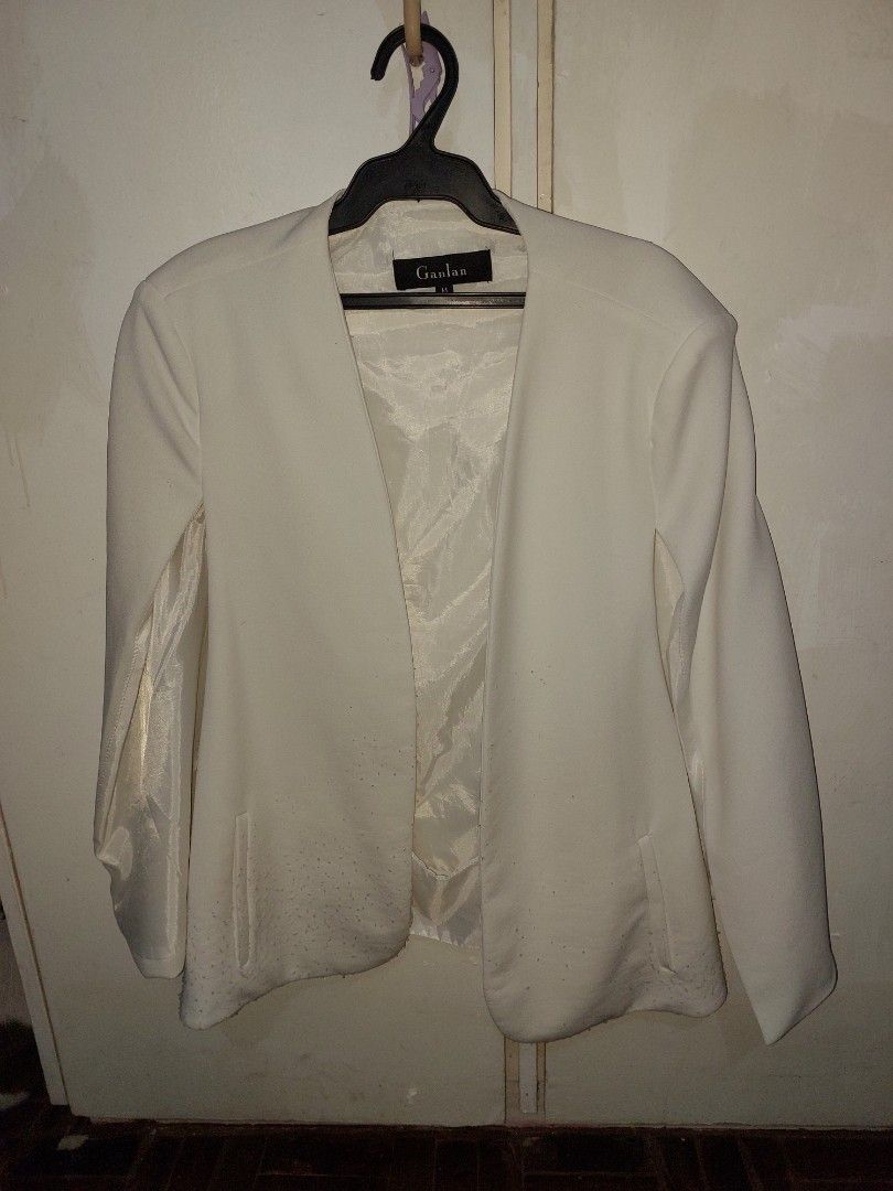 White formal cardigan (Category: Coats, Jackets and Outerwear) located in Quezon City. Submitted by sheila0721 (Listing ID 1384337381, Image 1). Description: never pa to nasuot, natambak lang sa cabinet. nagkahimulmol nalang sya pero over all maganda pa sya. gamitan nalang ng pantagal himulmol. very good to sa mga formal events. best fit S-m.