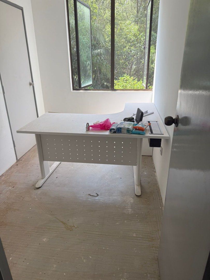 Workstation Table (Category: Tables & Sets) located in Kuala Lumpur. Submitted by jendukie47 (Listing ID 1384393853, Image 1). Description: i have 2 of this table. .