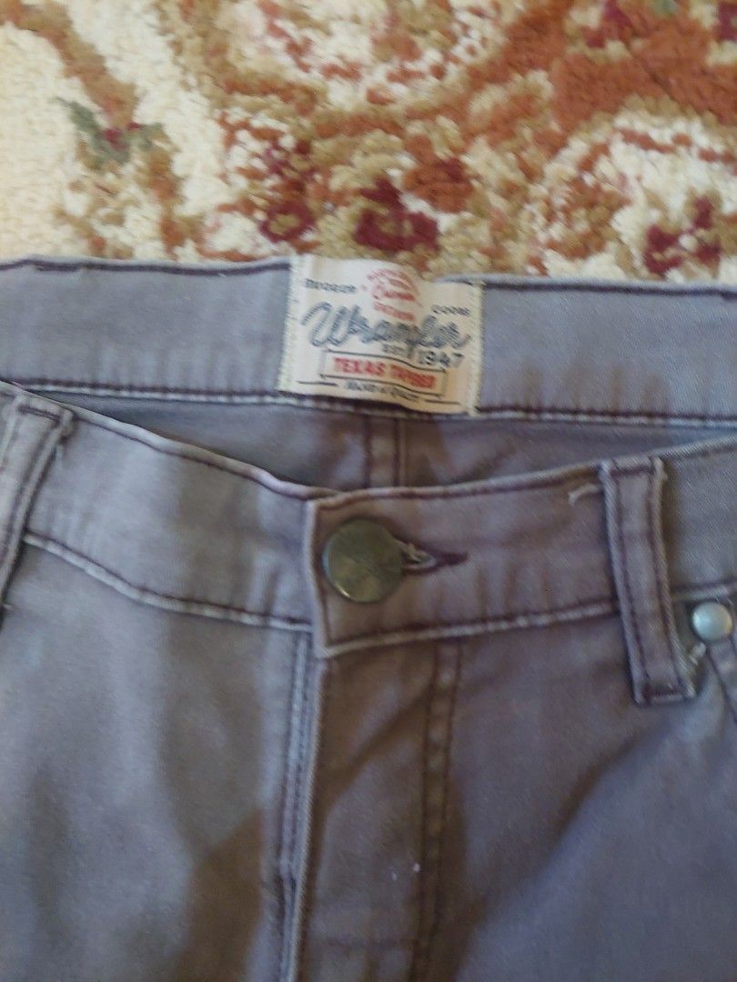 Wrangler Jeans Charcoal Chinos (Category: Chinos) located in Manila. Submitted by aldolase (Listing ID 1384257965, Image 2). Description: Wrangler Jeans Charcoal Chinos Waist:32 Length 37 In good condition Don't be shy. Shoot your price🙂‍↕️.