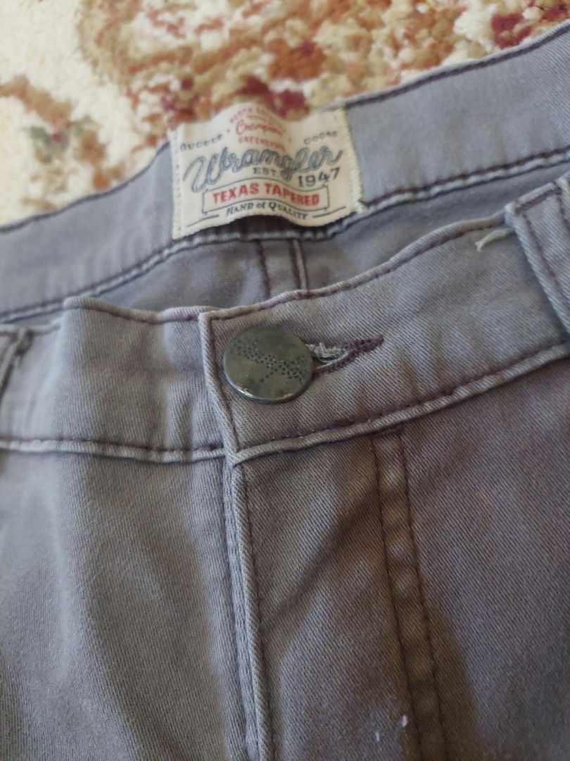 Wrangler Jeans Charcoal Chinos (Category: Chinos) located in Manila. Submitted by aldolase (Listing ID 1384257965, Image 3). Description: Wrangler Jeans Charcoal Chinos Waist:32 Length 37 In good condition Don't be shy. Shoot your price🙂‍↕️.