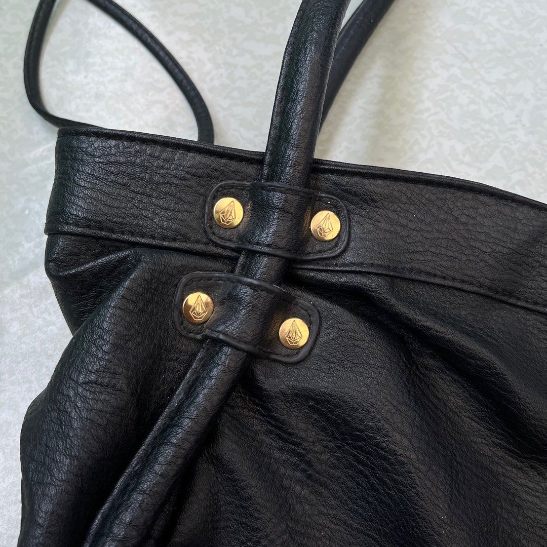Y2K Volcom Leather Bag (Authentic) (Category: Shoulder Bags) located in Cavite. Submitted by newclassicwear (Listing ID 1384352598, Image 3). Description: Y2K Volcom Leather Bag Authentic Size (17width 9length) Excellent Condition. Minimal Sign Of Usage. No Major Issues. Can Do Vc Or Meet Up Para Iwas Pangamba.📌 Unli Vouch If Shipping.📌 Cavite📍 Lalamove J&T Meet Up🚛.