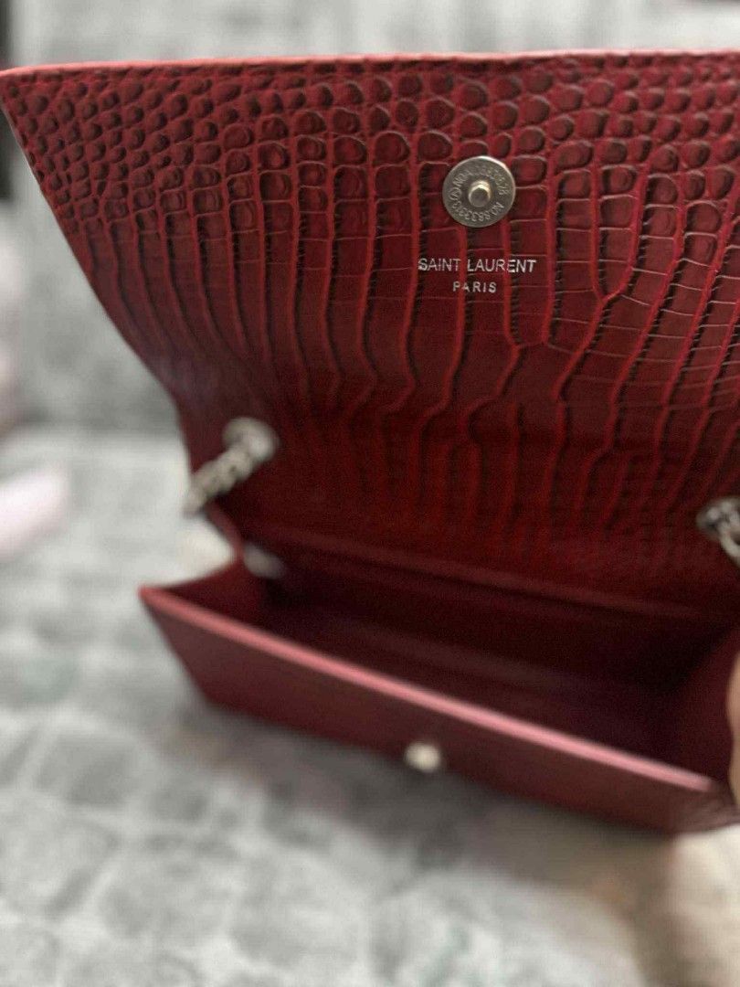 YSL Class A Bag / Red Bag/ Reg shoulder bag (Category: Luxury Bags & Wallets) located in Bacoor. Submitted by mc_sells17 (Listing ID 1384277984, Image 2). Description: With receipt class A ♦.
