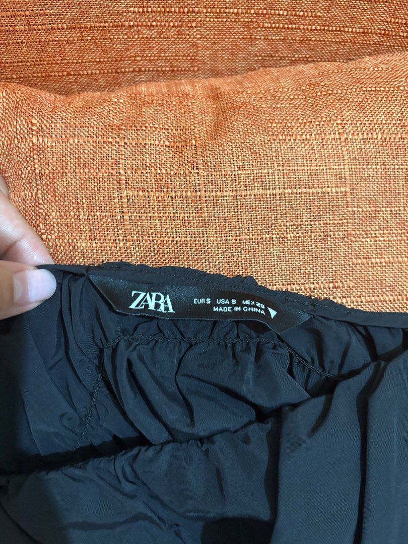 Zara Black Sleeveless Layered Top (Category: Blouses) located in Manila. Submitted by justlois (Listing ID 1384313200, Image 2). Description: Can fit xs-small frames BRAND NEW NEVER BEEN USED RFS: does not fit me.