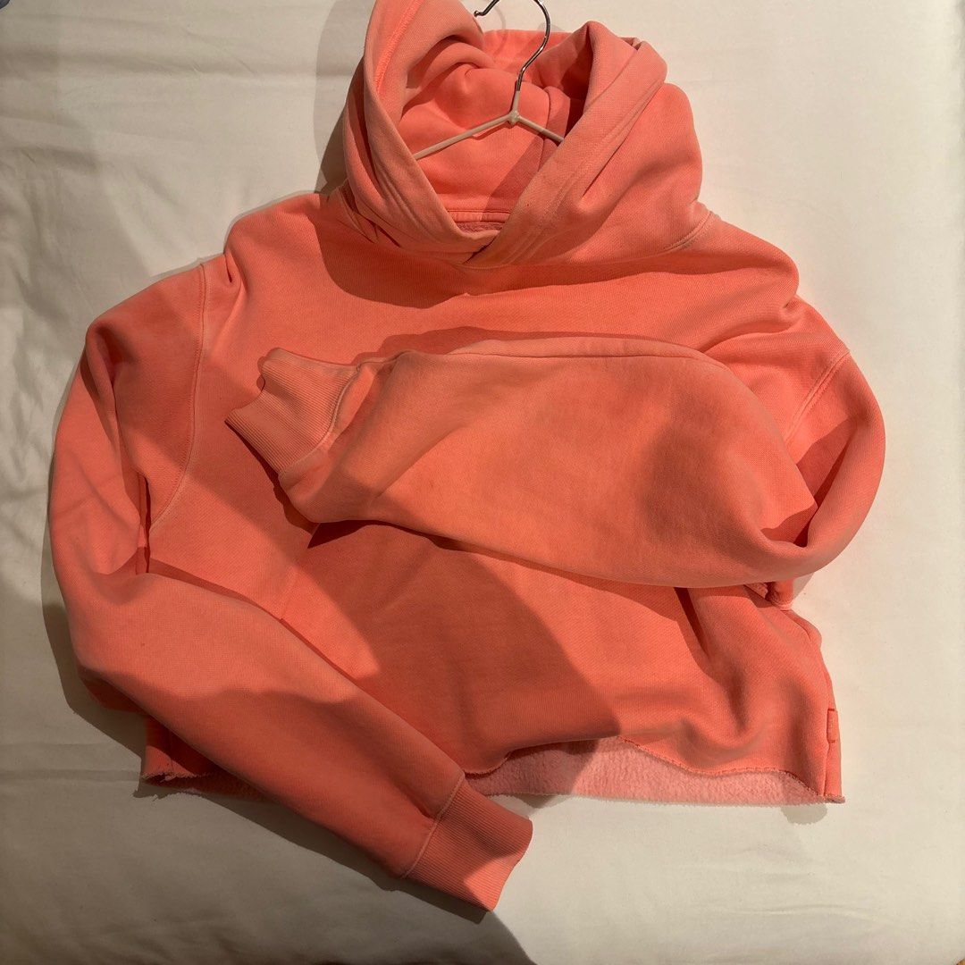 Aritzia TNA Cropped Hoodie (Category: Coats, Jackets and Outerwear) located in Marikina City. Submitted by reset.closet (Listing ID 1387865443, Image 1). Description: .