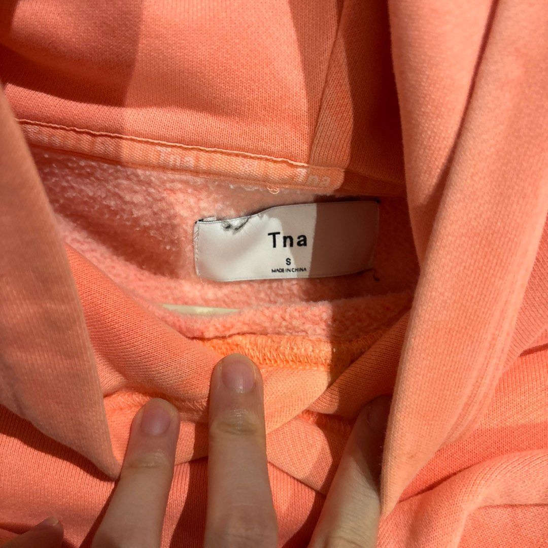 Aritzia TNA Cropped Hoodie (Category: Coats, Jackets and Outerwear) located in Marikina City. Submitted by reset.closet (Listing ID 1387865443, Image 2). Description: .