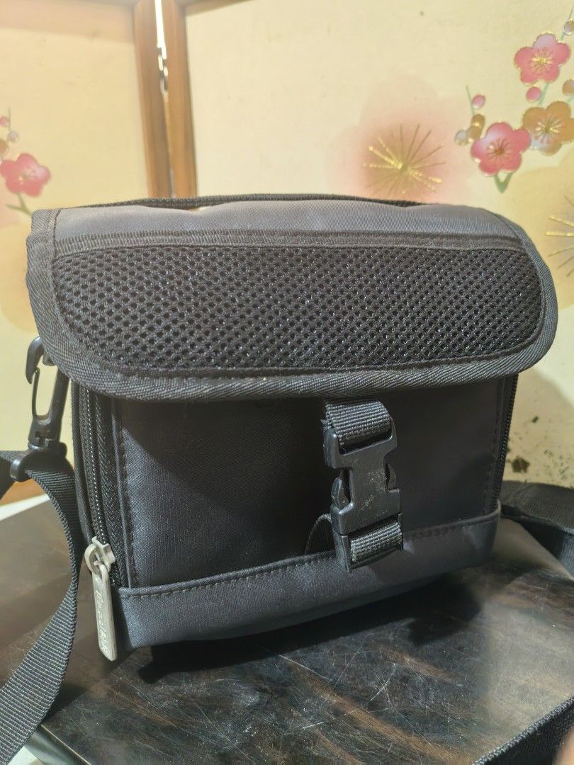 Camera Bag Brand: TeccLand (Category: Camera Bags & Carriers) located in Cebu City. Submitted by dudes_villanueva (Listing ID 1387856060, Image 1). Description: Camera Bag Brand: TeccLand 📌In Excellent condition 📌Adjustable shoulder sling 📌Thick padded interior L7xW4xH6.75 inches.