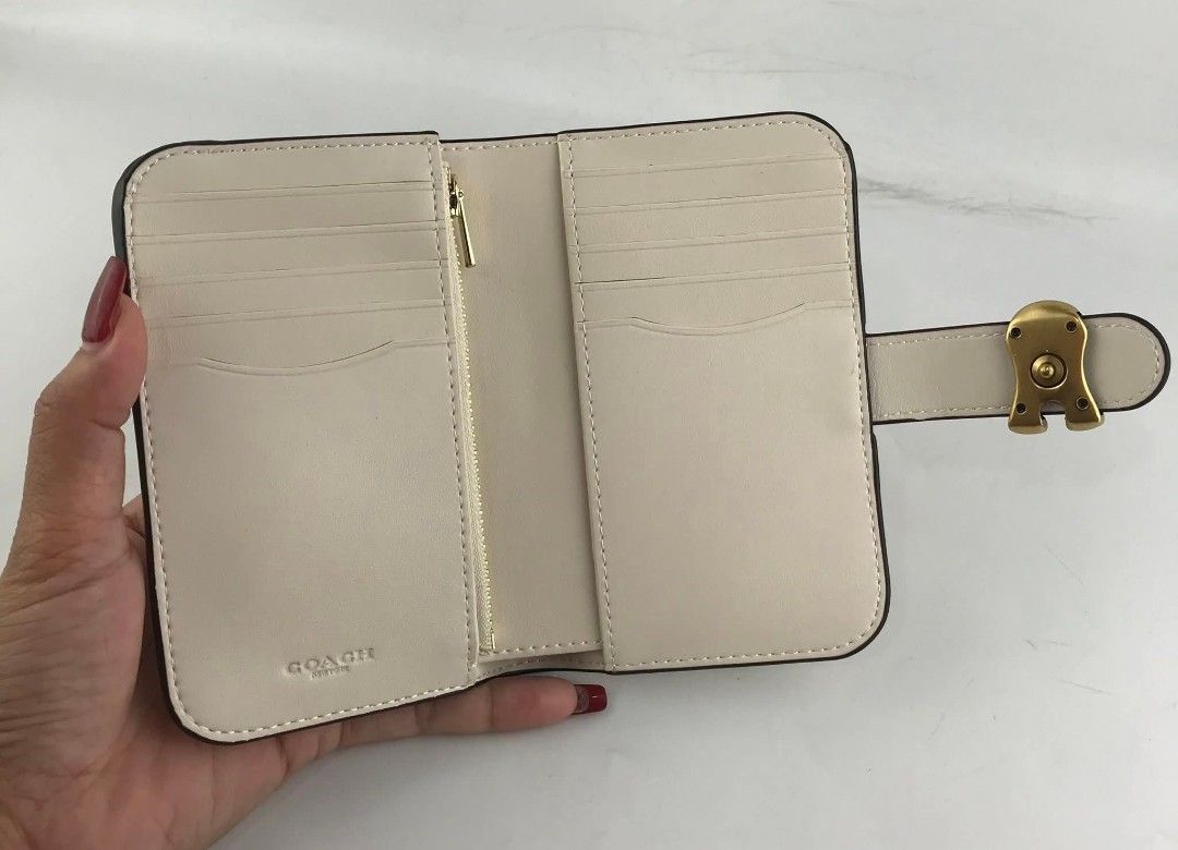 CCH Tabby Med Wallet (Category: Luxury Bags & Wallets) located in Manila. Submitted by blueberryyy1023 (Listing ID 1387781237, Image 3). Description: .