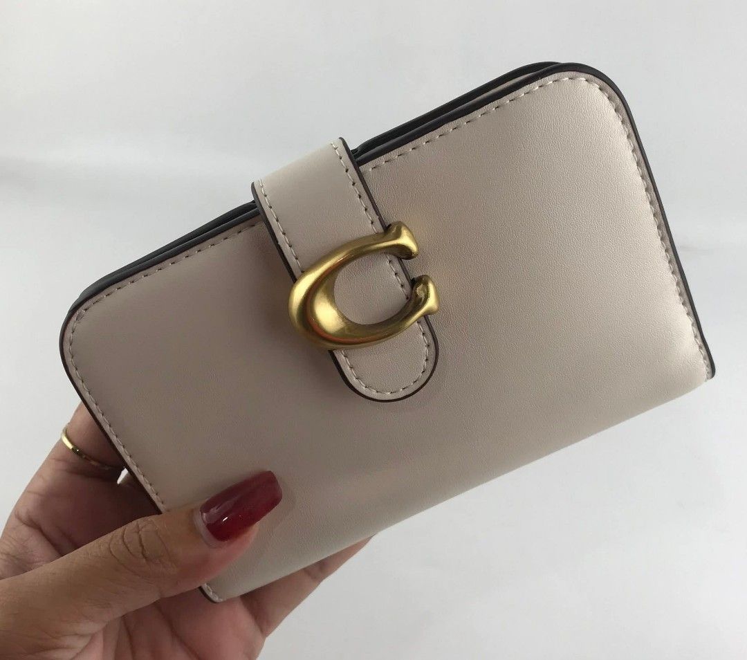 CCH Tabby Med Wallet (Category: Luxury Bags & Wallets) located in Manila. Submitted by blueberryyy1023 (Listing ID 1387781237, Image 1). Description: .