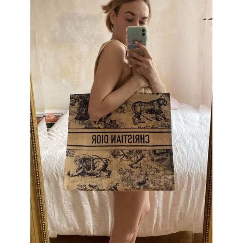 CD Beach Bag (Category: Beach Bags) located in Quezon City. Submitted by ringosboutique (Listing ID 1387927708, Image 3). Description: .