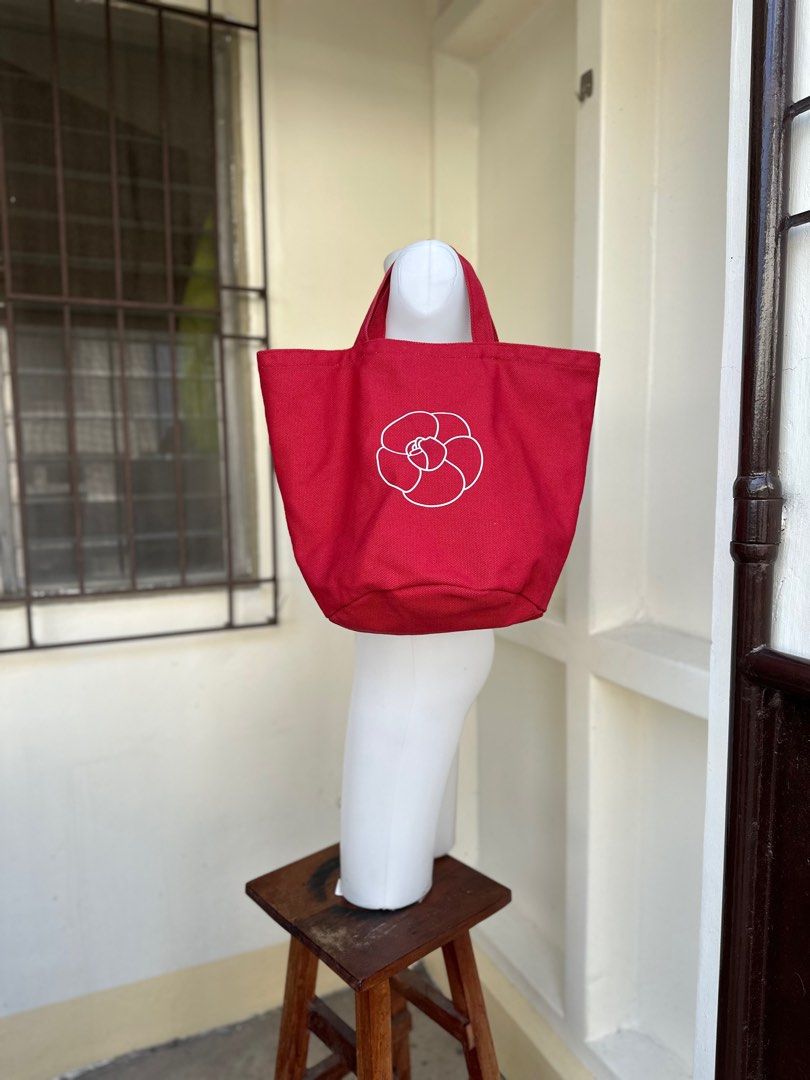 CHANEL CAMELLIA TOTEBAG (Category: Luxury Bags & Wallets) located in Bacolod City. Submitted by thestitchph (Listing ID 1387896885, Image 2). Description: CHANEL CAMELLIA TOTEBAG ONE SIZE GOOD AS NEW.