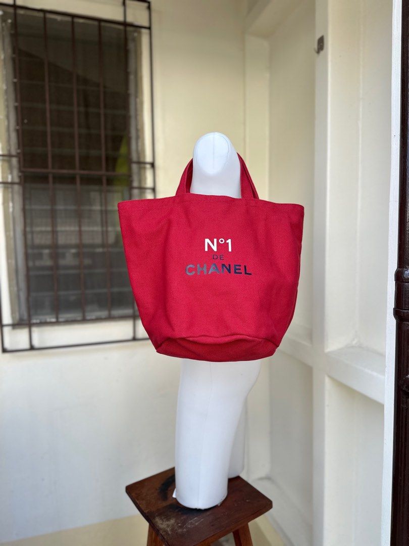 CHANEL CAMELLIA TOTEBAG (Category: Luxury Bags & Wallets) located in Bacolod City. Submitted by thestitchph (Listing ID 1387896885, Image 1). Description: CHANEL CAMELLIA TOTEBAG ONE SIZE GOOD AS NEW.