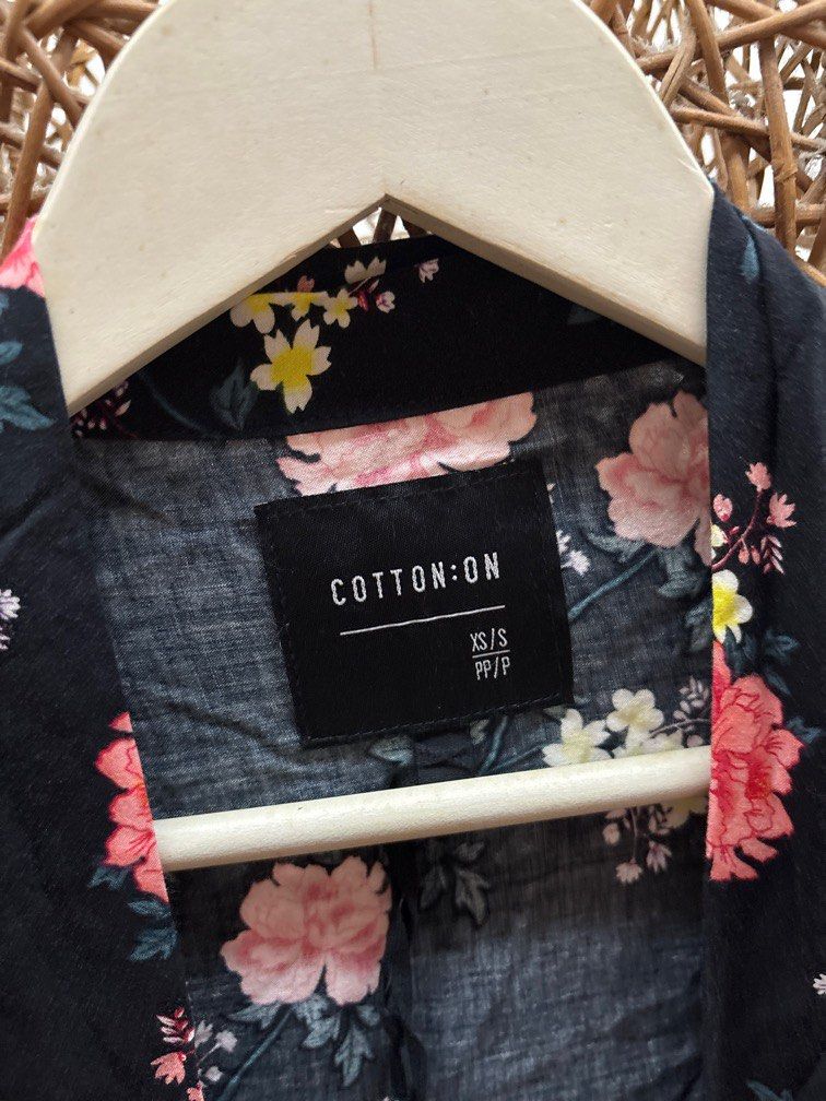 Cotton On Black Floral Kimono (Category: Coats, Jackets and Outerwear) located in Quezon City. Submitted by nallypoo (Listing ID 1387825653, Image 2). Description: .