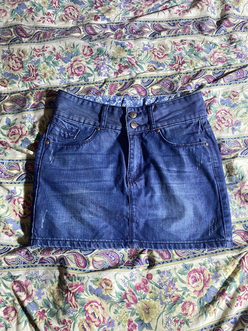 Denim Mini Skirt (Category: Skirts) located in Caloocan City. Submitted by lienzonius (Listing ID 1387921093, Image 1). Description: preloved so limit ur expectations! di rin karsya sakin so benta q nalang 🥲 27-28 Loc: north caloocan.