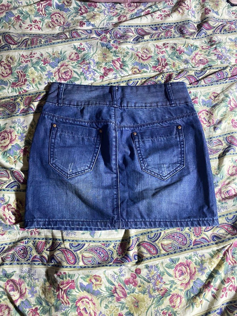 Denim Mini Skirt (Category: Skirts) located in Caloocan City. Submitted by lienzonius (Listing ID 1387921093, Image 2). Description: preloved so limit ur expectations! di rin karsya sakin so benta q nalang 🥲 27-28 Loc: north caloocan.