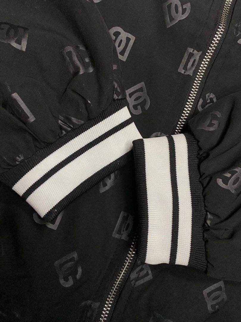 DOLCE & GABBANA JACKET (Category: Luxury Apparel) located in Baguio. Submitted by lairdegawd_06 (Listing ID 1387889188, Image 3). Description: Dimes: 23x28 Condition: Like new to brand new Color rate: 10/10 Missing washtag Check photos for more details No issue.