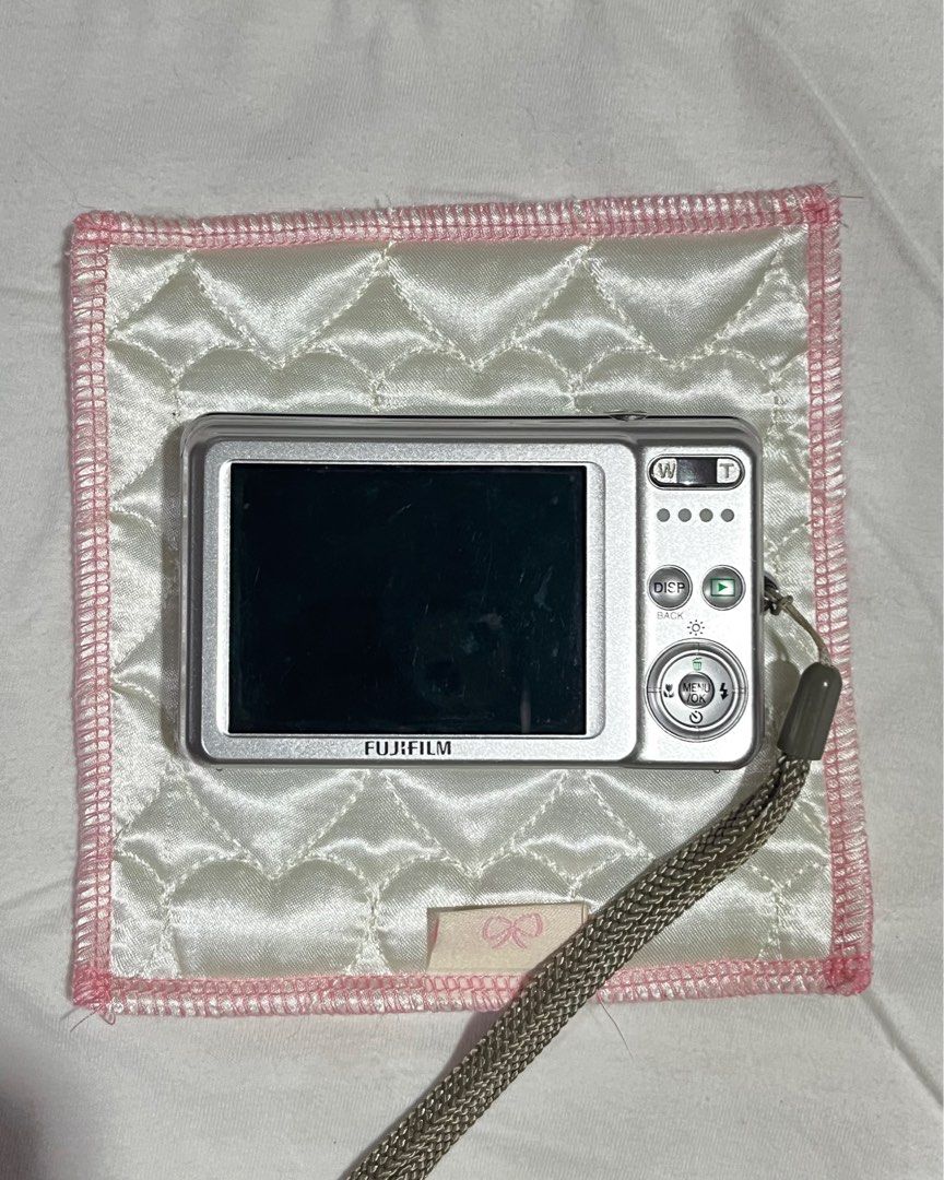 Fujifilm J30 digicam (Category: Cameras) located in Quezon City. Submitted by cocobuys (Listing ID 1387877474, Image 2). Description: 🐾 Fujifilm J30 𖥔 flash & buttons ok, screen glitching but would stop 𖥔 stops working after taking a shot ⊹˚₊‧ 𝙡𝙤𝙘: sjdm/qc ⊹˚₊‧ 𝙢𝙤𝙙: j&t, lbc, lalamove, meet-up(*) ⊹˚₊‧ 𝙢𝙤𝙥: gcash, bdo, sea bank, cod ⚠️ Units are sold AS-IS — either untested or working with issues. Best for parts, repairs, or collectors