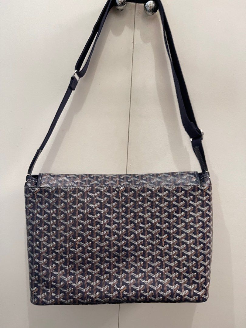 Goyard Capetien MM Messenger Bag (Category: Shoulder Bags) located in Mandaluyong City. Submitted by outfitee (Listing ID 1387802037, Image 2). Description: Selling at a lower price since I no longer have the dustbag. Color: Navy.