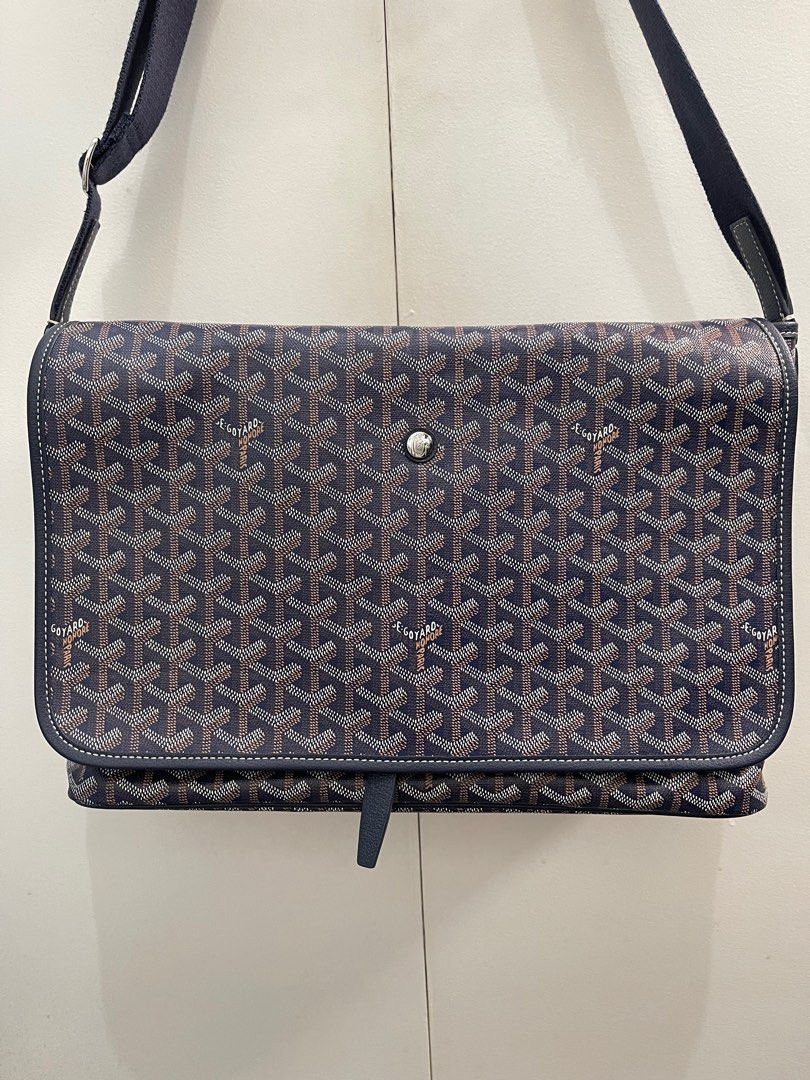 Goyard Capetien MM Messenger Bag (Category: Shoulder Bags) located in Mandaluyong City. Submitted by outfitee (Listing ID 1387802037, Image 1). Description: Selling at a lower price since I no longer have the dustbag. Color: Navy.
