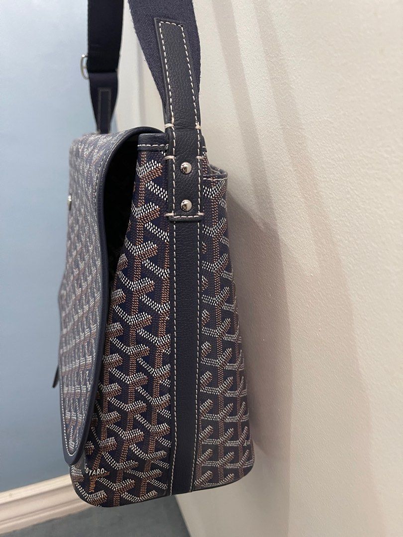 Goyard Capetien MM Messenger Bag (Category: Shoulder Bags) located in Mandaluyong City. Submitted by outfitee (Listing ID 1387802037, Image 3). Description: Selling at a lower price since I no longer have the dustbag. Color: Navy.