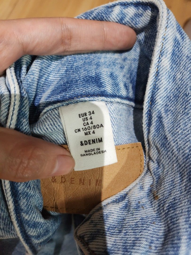 H&m high quality denim jacket (Category: Longsleeves) located in Bulacan. Submitted by pintarest (Listing ID 1387810147, Image 2). Description: Bought this for 3k 5 years ago Di ko na rin nagamit Mabigat sya and high quality May inner pockets din.
