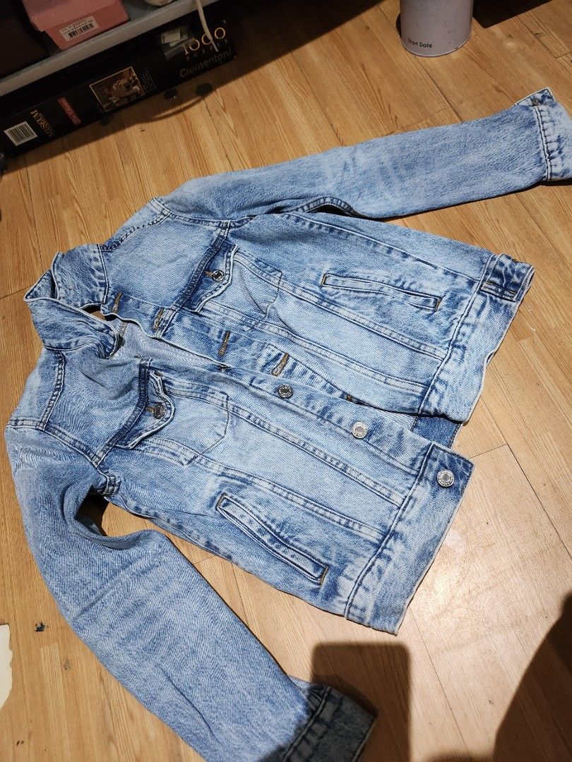 H&m high quality denim jacket (Category: Longsleeves) located in Bulacan. Submitted by pintarest (Listing ID 1387810147, Image 1). Description: Bought this for 3k 5 years ago Di ko na rin nagamit Mabigat sya and high quality May inner pockets din.