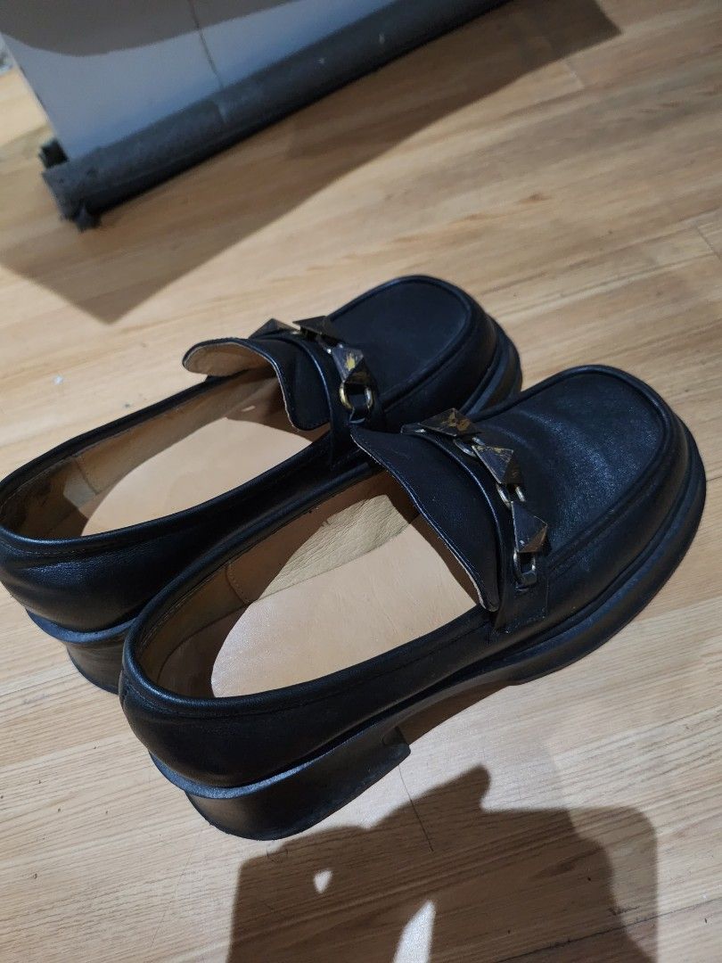 Juanita studios jason black (Category: Wedges) located in Bulacan. Submitted by pintarest (Listing ID 1387804324, Image 2). Description: Rfs too many shoes Super comfy kahit long walks Can fit 24cm Needs cleaning.