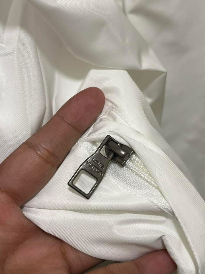 LOUIS VUITTON JACKET (Category: Luxury Apparel) located in Baguio. Submitted by lairdegawd_06 (Listing ID 1387886336, Image 2). Description: Dimes: 25x28.5 Condition: Like new to brand new Color rate: 10/10 Missing washtag Check photos for more details No issue.