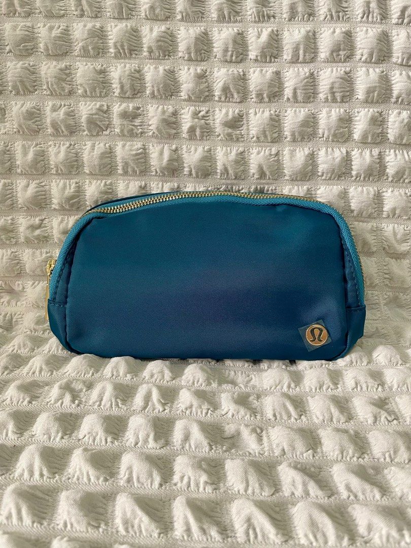 lululemon belt bag with gold zipper Everywhere 1L Lemon Beirut Clip a carabiner or your favourite accessories to the front D Lululemon Everywhere Belt Bag 1L