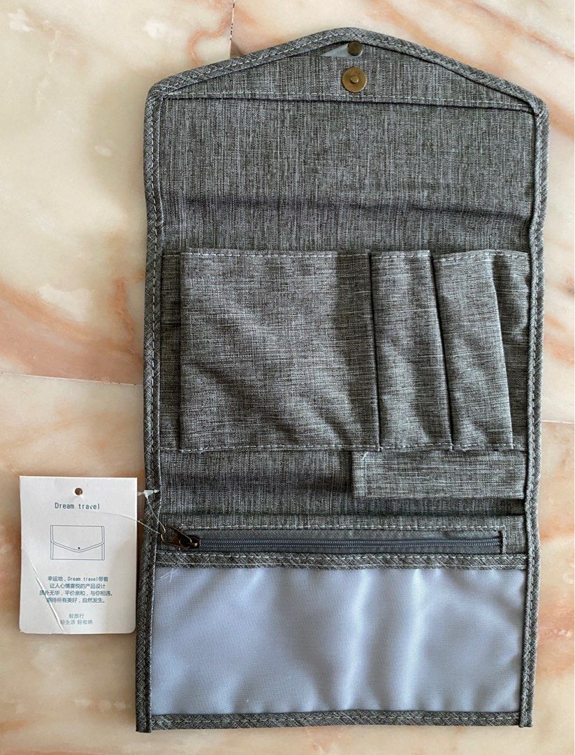 Multi Purpose Folder (Category: Everything Else) located in Singapore. Submitted by jacln (Listing ID 1387750131, Image 3). Description: Multi purpose; can hold money, credit cards, receipts, pens, etc. .