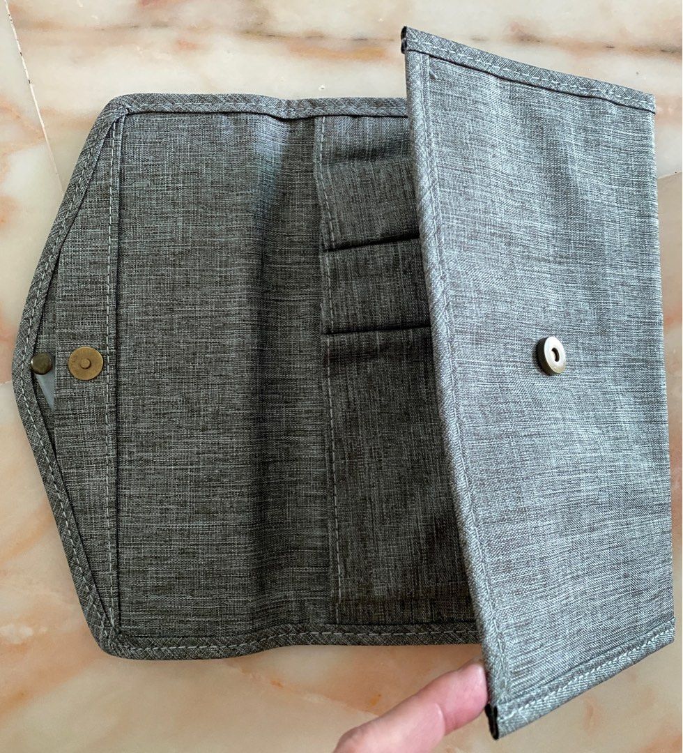 Multi Purpose Folder (Category: Everything Else) located in Singapore. Submitted by jacln (Listing ID 1387750131, Image 2). Description: Multi purpose; can hold money, credit cards, receipts, pens, etc. .