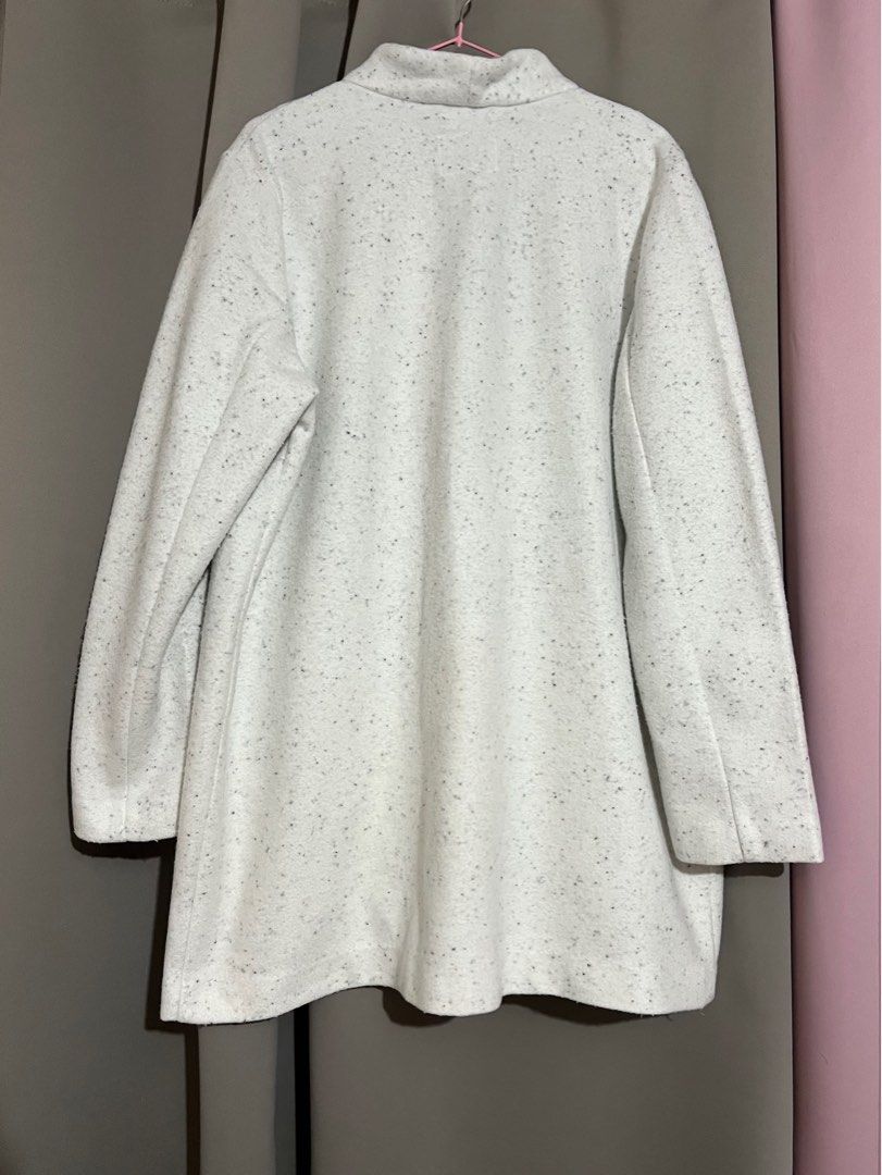 Old Navy Off-White and Black Speckled Coat (Category: Coats, Jackets and Outerwear) located in Apalit. Submitted by ic_declutter (Listing ID 1387926017, Image 2). Description: .