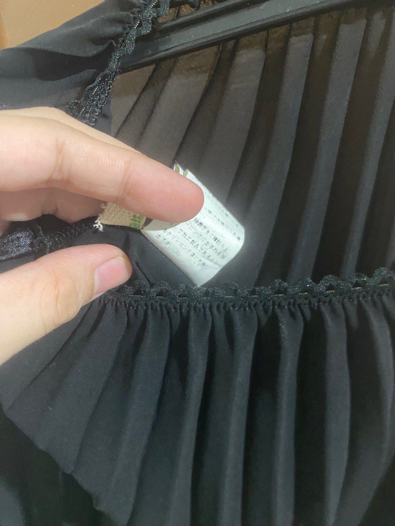 Pleated skirt (Category: Skirts) located in Caloocan City. Submitted by huntpicked (Listing ID 1387927413, Image 3). Description: Selling this pleated skirt bought from japan it has belt loops on both sides and can fit from small to large and in good condition. Please message if interested..