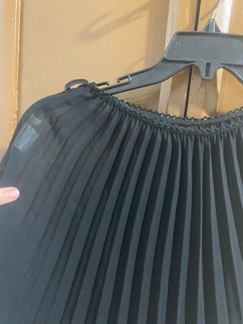Pleated skirt (Category: Skirts) located in Caloocan City. Submitted by huntpicked (Listing ID 1387927413, Image 2). Description: Selling this pleated skirt bought from japan it has belt loops on both sides and can fit from small to large and in good condition. Please message if interested..
