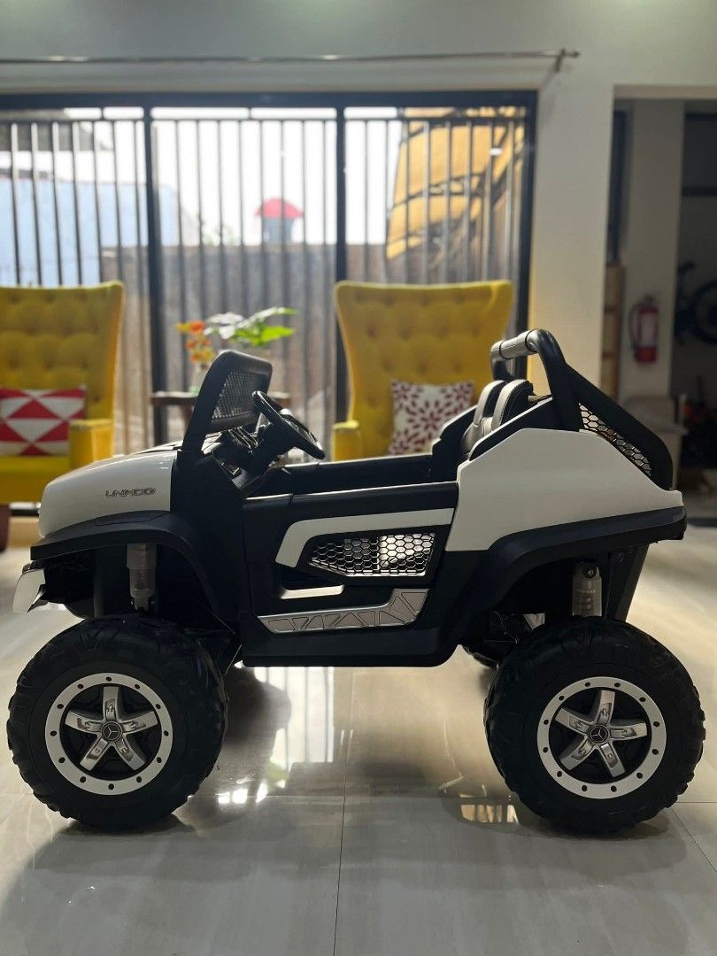 Rechargeable Toy Car Remote Control (Category: Remote Control Toys) located in Manila. Submitted by camillec02 (Listing ID 1387846754, Image 3). Description: ✨ FOR SALE ✨ Rechargeable Toy Car with Remote Control Original Price: Php14,000 Selling Price: Php10,000 Bagong-bago pa. Sa loob lang ng bahay nagamit..
