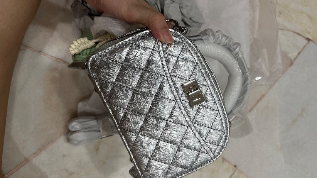 Silver bag (Category: Cross-body Bags) located in Klang. Submitted by phshin (Listing ID 1387888021, Image 1). Description: Leather .