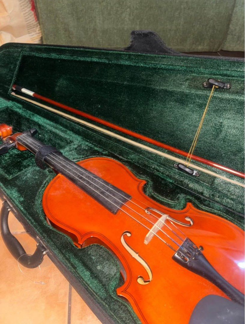 4/4 Professional Laser Violin 📍 (Category: Musical Instruments) located in Manila. Submitted by enzoisaverage (Listing ID 1388078160, Image 3). Description: Bought from LazerMusic SM Megamall Feb, 2025 lang nabili RFS: No time for lessons, barely used nakatago lang Originally bought for ₱6,000 Location: Pedro Gil, Manila VERY NEGO | Rush.