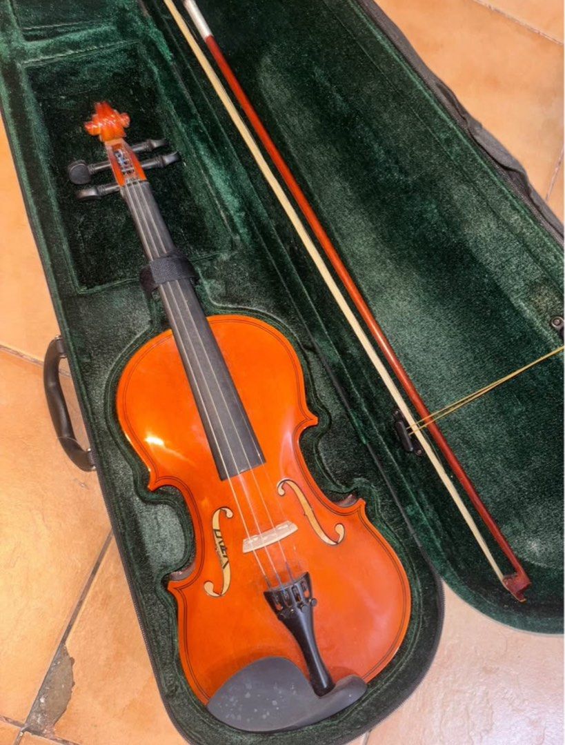 4/4 Professional Laser Violin 📍 (Category: Musical Instruments) located in Manila. Submitted by enzoisaverage (Listing ID 1388078160, Image 1). Description: Bought from LazerMusic SM Megamall Feb, 2025 lang nabili RFS: No time for lessons, barely used nakatago lang Originally bought for ₱6,000 Location: Pedro Gil, Manila VERY NEGO | Rush.