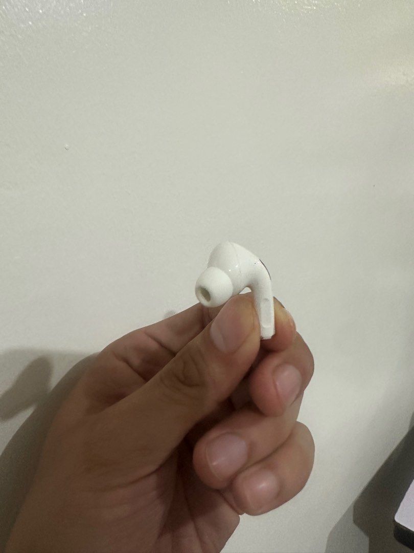 Airpods Pro 1st Gen Left Buds (Category: Earphones) located in Manila. Submitted by hanstinio (Listing ID 1388065369, Image 2). Description: Airpods Pro 1st Gen Left Bud Only Lightning.