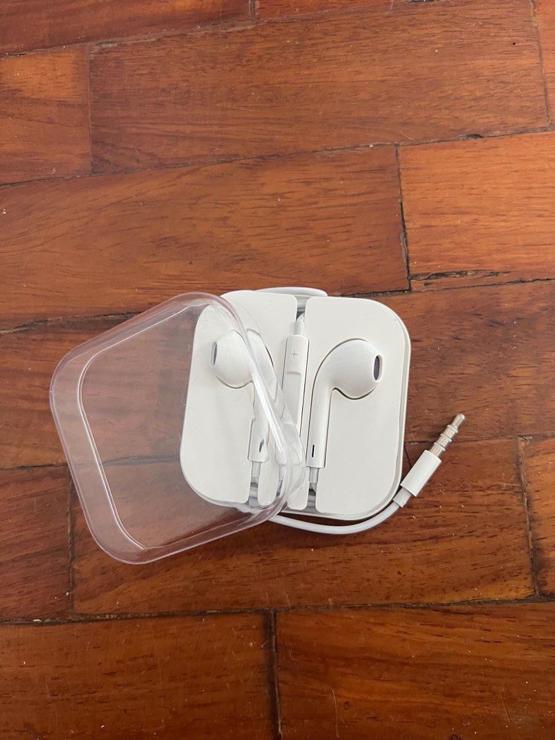 Apple iPhone Jack Type Earphone (Category: Chargers & Cables) located in San Juan City. Submitted by sharlyndizon64 (Listing ID 1388028063, Image 2). Description: Apple iPhone Jack Type Earphone Good quality With mic and remote control ₱250 only.