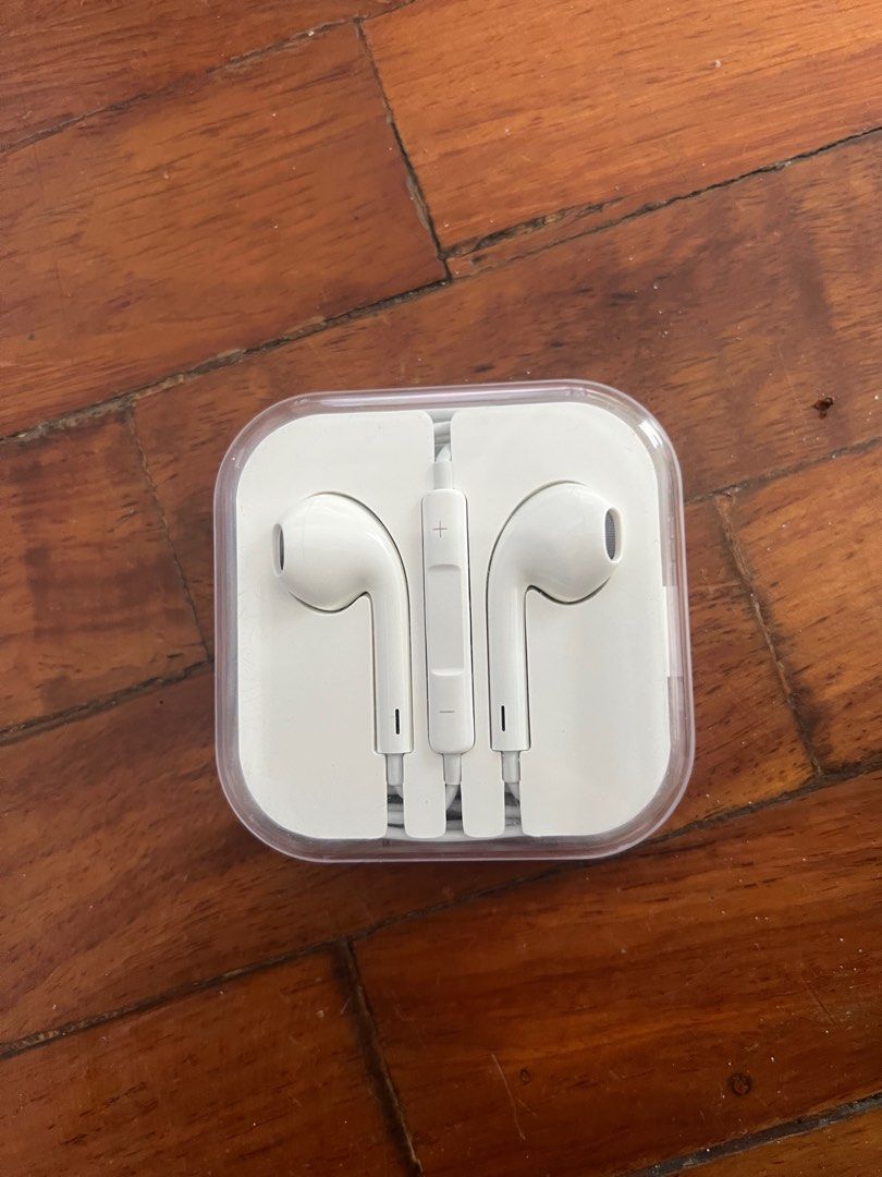 Apple iPhone Jack Type Earphone (Category: Chargers & Cables) located in San Juan City. Submitted by sharlyndizon64 (Listing ID 1388028063, Image 1). Description: Apple iPhone Jack Type Earphone Good quality With mic and remote control ₱250 only.
